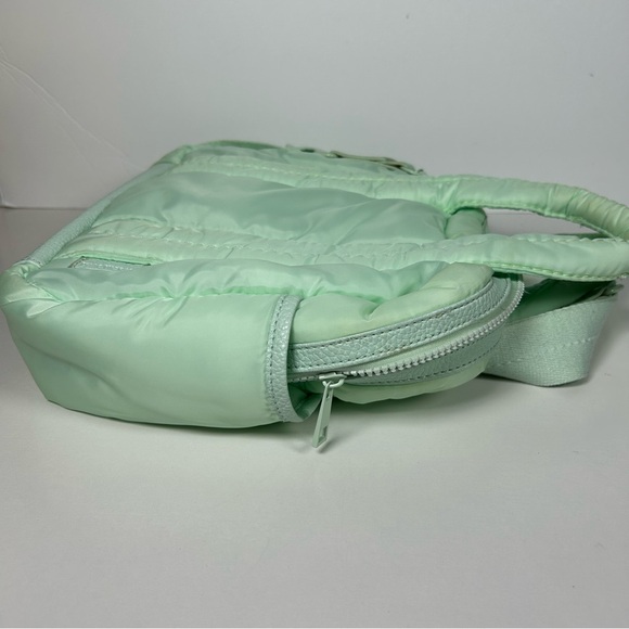 Isaac Mizrahi Puffy Crossbody Turquois Duffel  Bag With Lots Of Packets - Picture 10 of 10